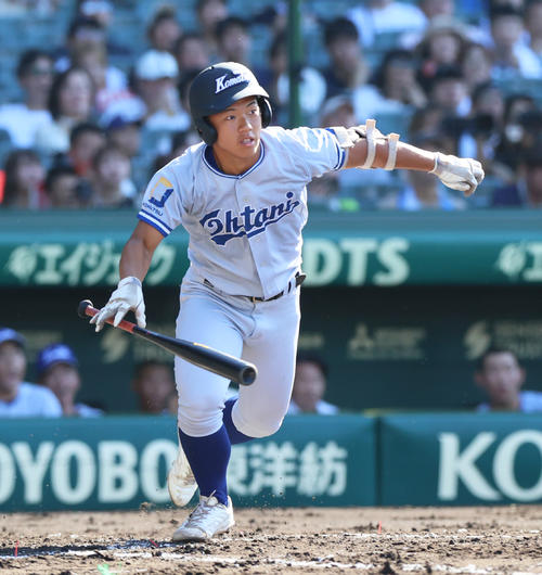 小松大谷対智弁学園　2回表小松大谷1死一、二塁、山本は右前適時打を放つ（撮影・上山淳一）