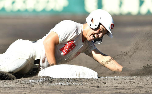 小松大谷対智弁学園　3回裏智弁学園1死二塁、山崎は同点適時左三塁打を放つ（撮影・岩下翔太）