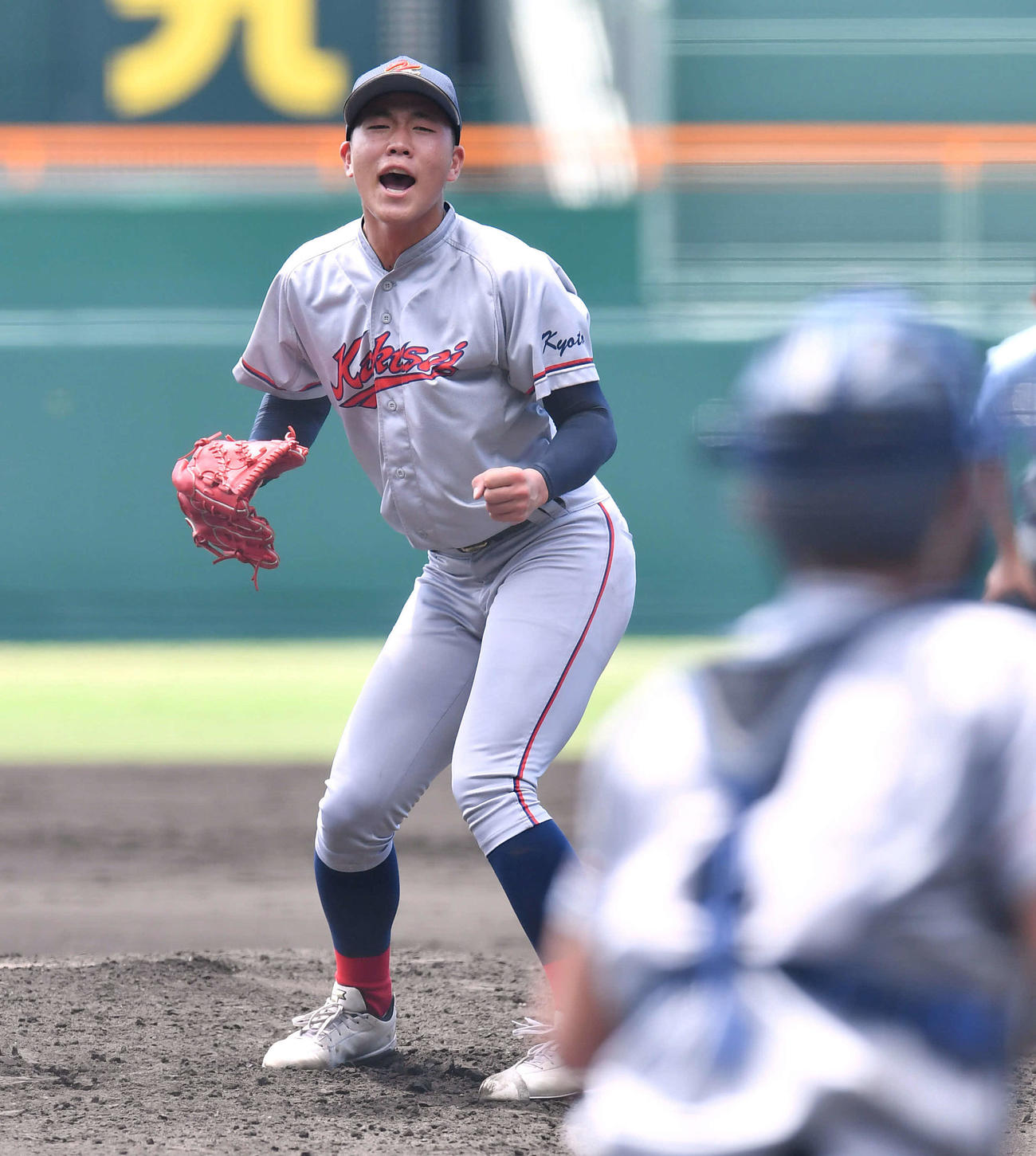 京都国際対西日本短大付　2回裏西日本短大付1死一塁、山下を空振り三振に抑え、雄たけびをあげる京都国際・中崎（撮影・岩下翔太）