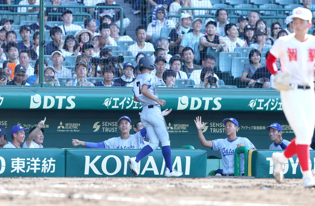 小松大谷対智弁学園　2回表小松大谷1死一、二塁、山本の右前適時打に沸く小松大谷の選手ら（撮影・上山淳一）