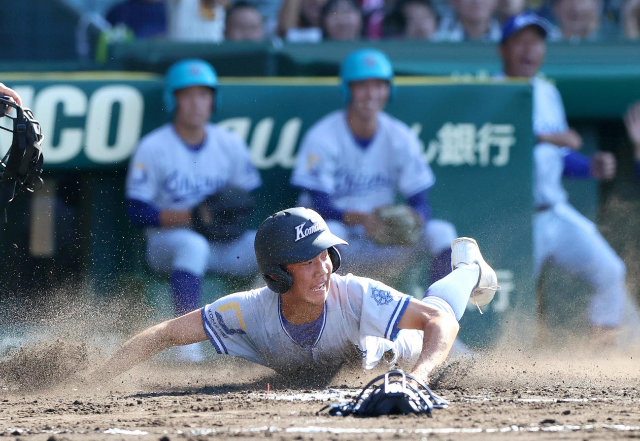 小松大谷対智弁学園　2回表小松大谷1死一、二塁、二走・嶋田は山本の右前適時打で生還する（撮影・上山淳一）