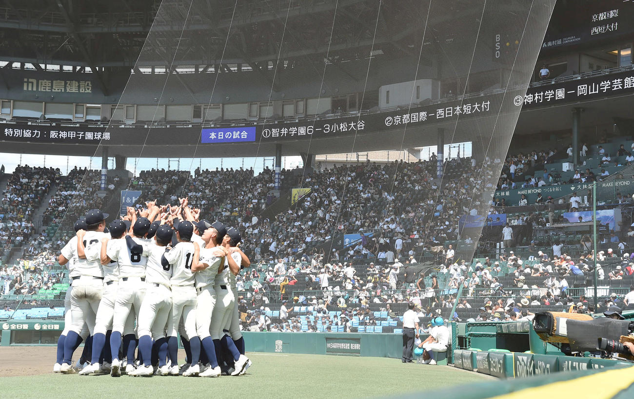 京都国際対西日本短大付　試合前、応援にかけつけた日本ハム新庄監督（右上）が見守る前で気合いを入れる西日本短大付ナイン（撮影・岩下翔太）