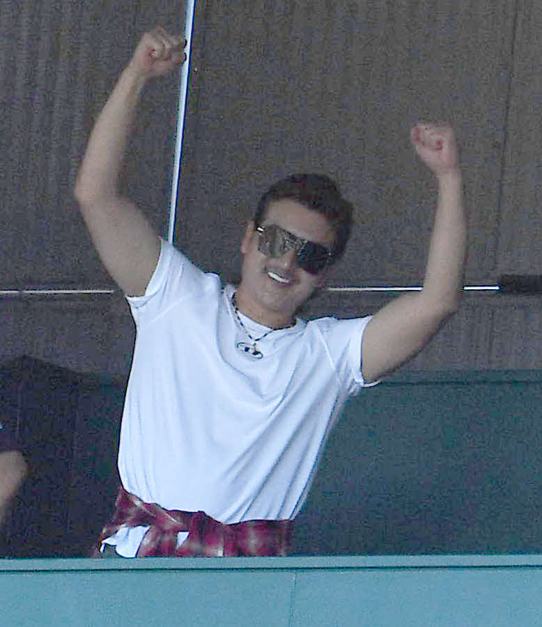 京都国際対西日本短大付　阪神甲子園球場に到着し、西日本短大付ナインにエールを送る日本ハム新庄監督（撮影・岩下翔太）