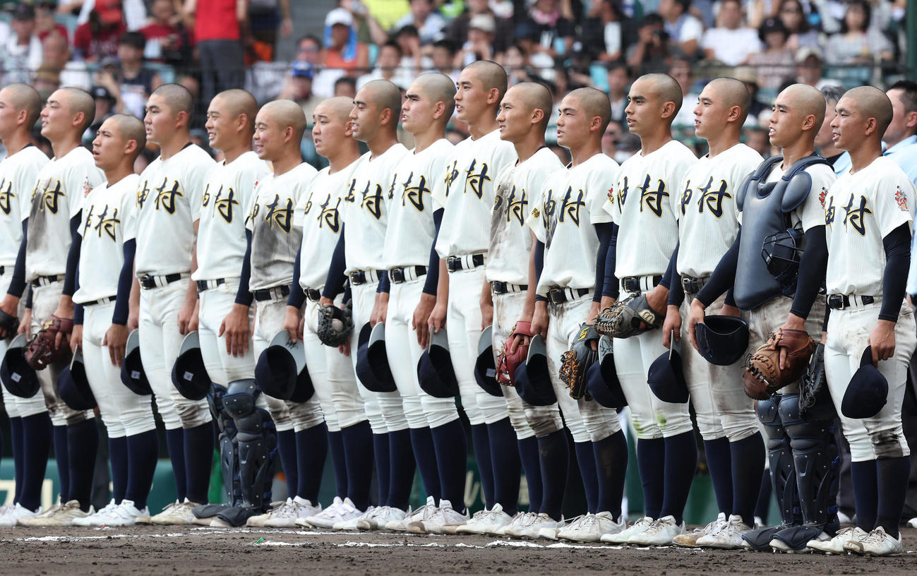 神村学園対岡山学芸館　岡山学芸館に勝利し、校歌を斉唱する神村学園ナイン（撮影・前田充）