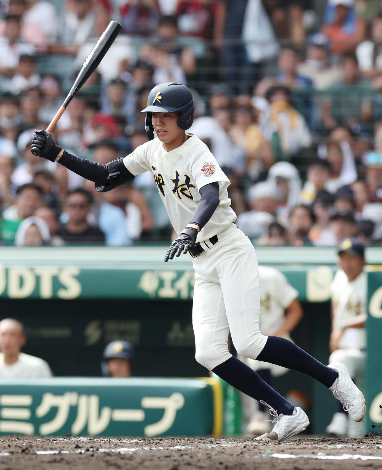 神村学園対岡山学芸館　4回表神村学園1死満塁、遊撃へ適時内野安打を放つ早瀬（撮影・前田充）