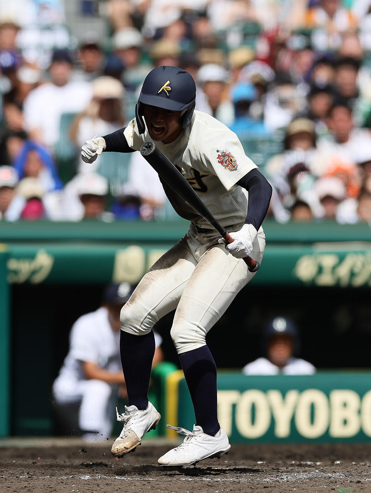 神村学園対岡山学芸館　4回表神村学園1死満塁、藤田は押し出しの死球を受けガッツポーズ（撮影・足立雅史）