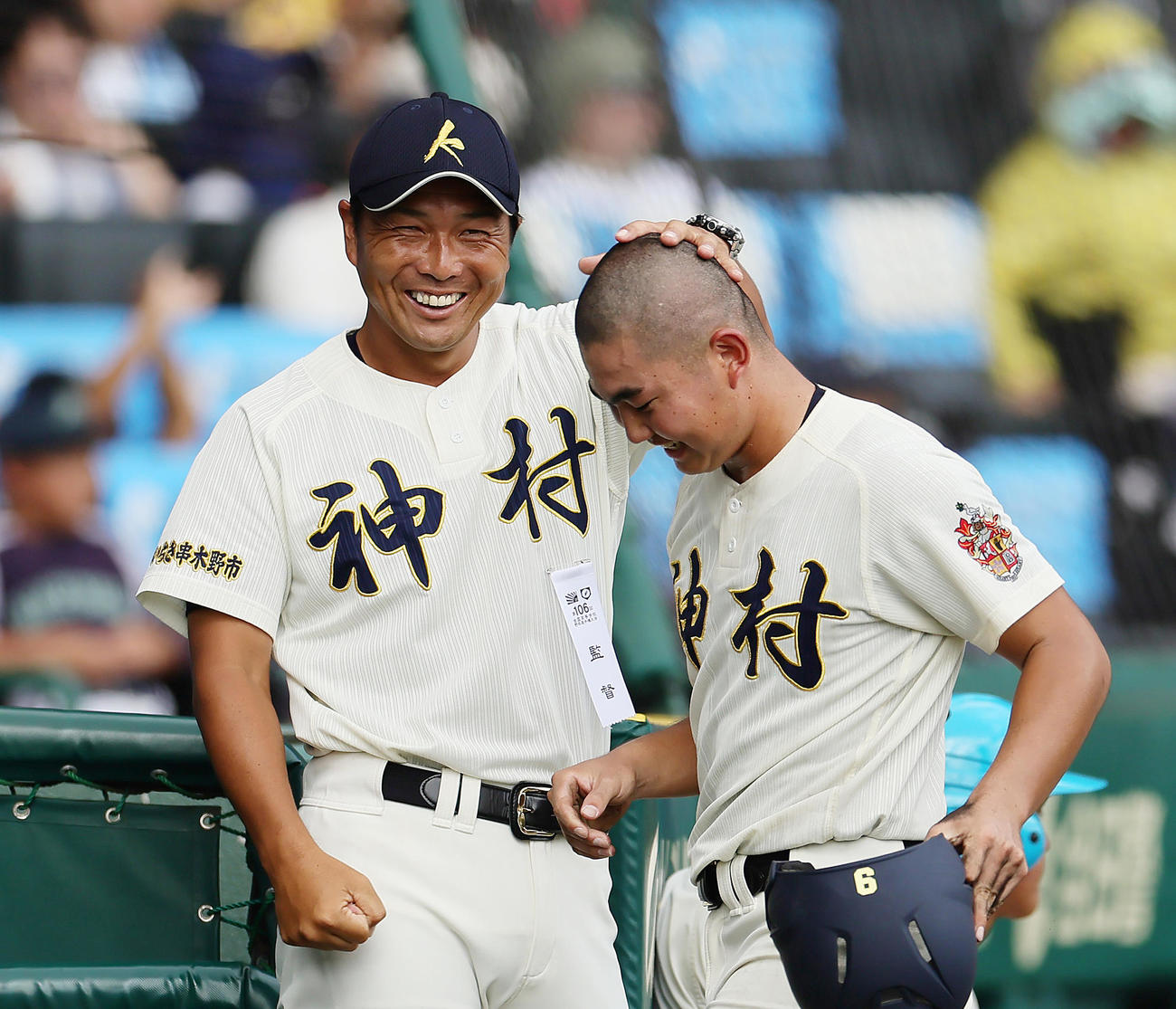 神村学園対岡山学芸館　5回表神村学園無死満塁、上川床の中前2点適時打で生還した正林（右）の頭をなでる小田監督（撮影・足立雅史）