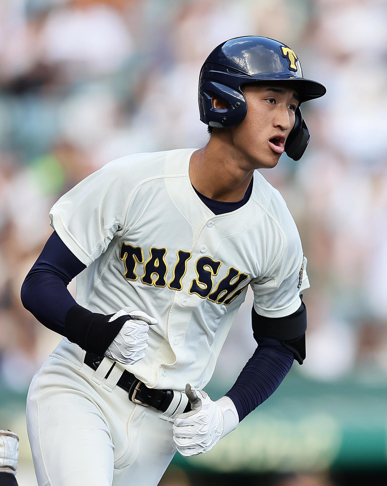 早実対大社　1回裏大社2死一、三塁、下条は先制の右前適時打を放つ（撮影・足立雅史）