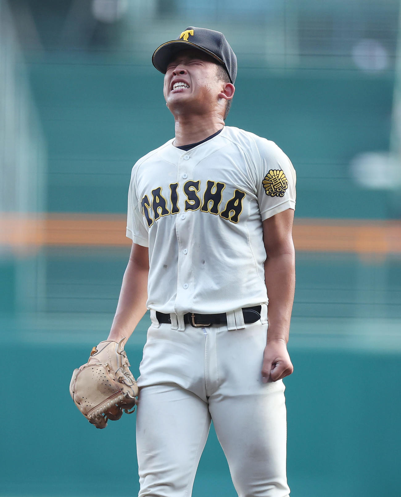 早実対大社　4回表早実2死三塁、中村を空振り三振に仕留めた馬庭（撮影・前田充）