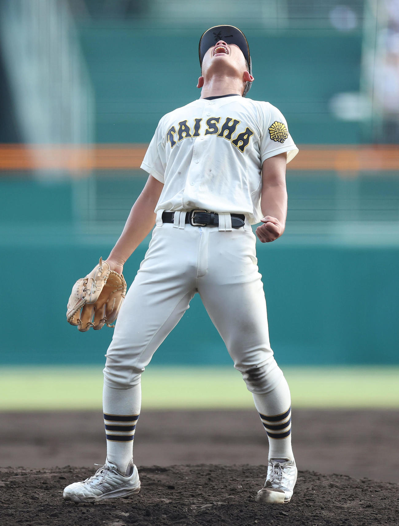 早実対大社　4回表早実2死三塁、中村を空振り三振に仕留め雄たけびをあげる馬庭（撮影・前田充）