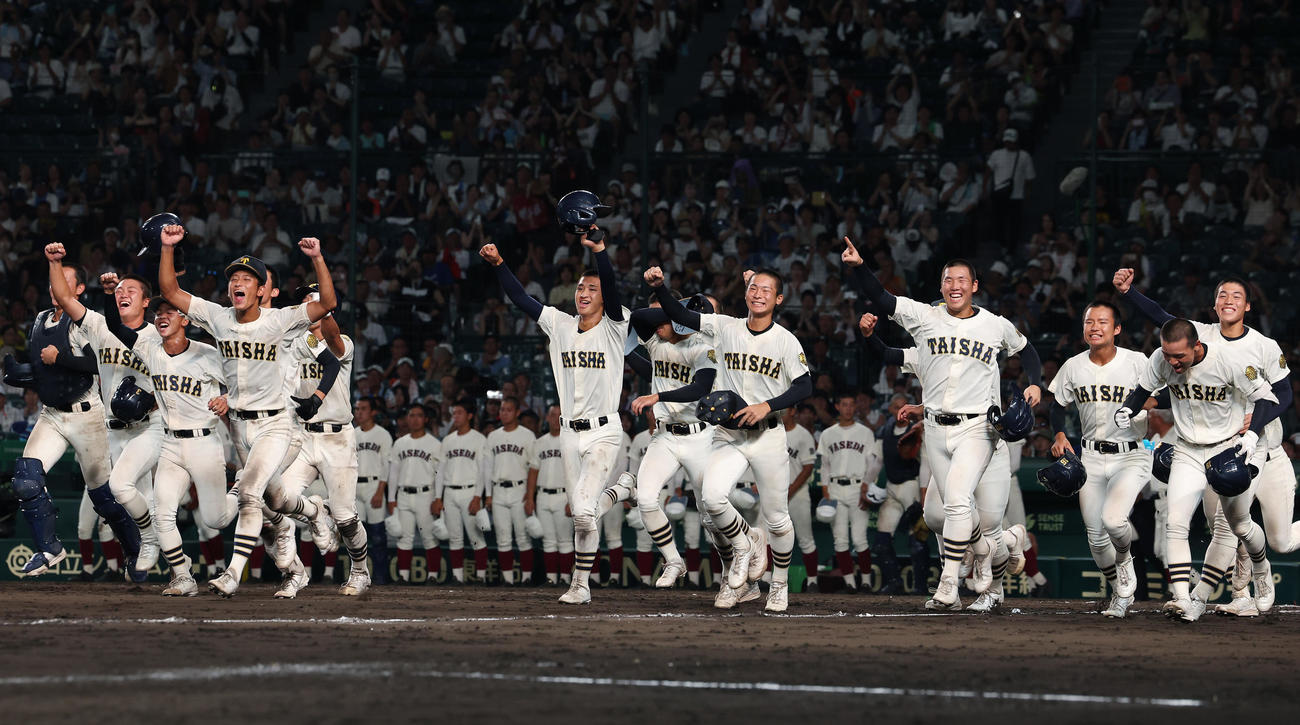 早実対大社　早実をサヨナラで破り、笑顔で応援団に向かって駆けだす（撮影・前田充）