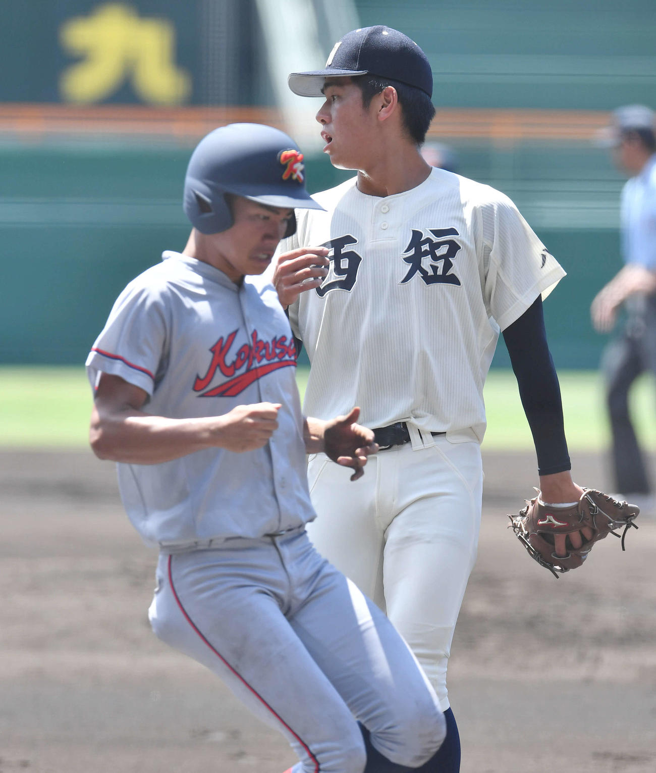 京都国際対西日本短大付　2回表京都国際2死一、三塁、暴投で先制を許した西日本短大付・村上（右）（撮影・岩下翔太）