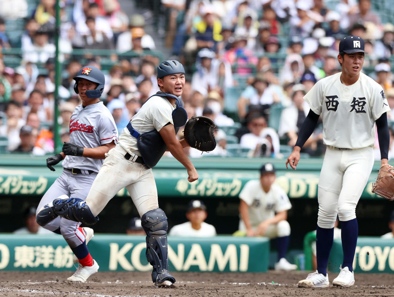 京都国際対西日本短大付　5回表京都国際1死満塁、清水のスクイズで投ゴロ併殺に仕留める捕手・山下（中央）と投手・村上。左は三走・藤本（撮影・上山淳一）
