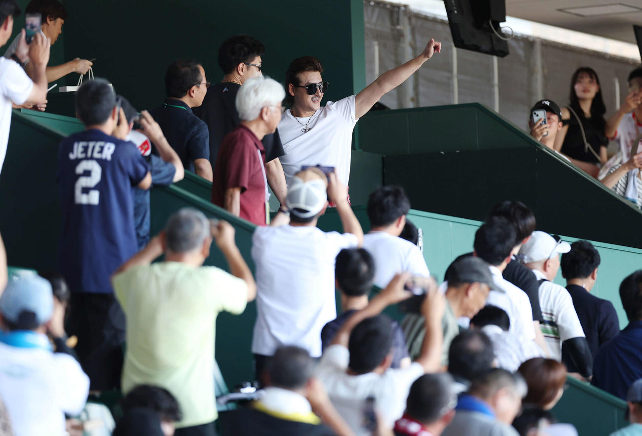 京都国際対西日本短大付　観戦に訪れた日本ハム新庄監督（中央）（撮影・前田充）