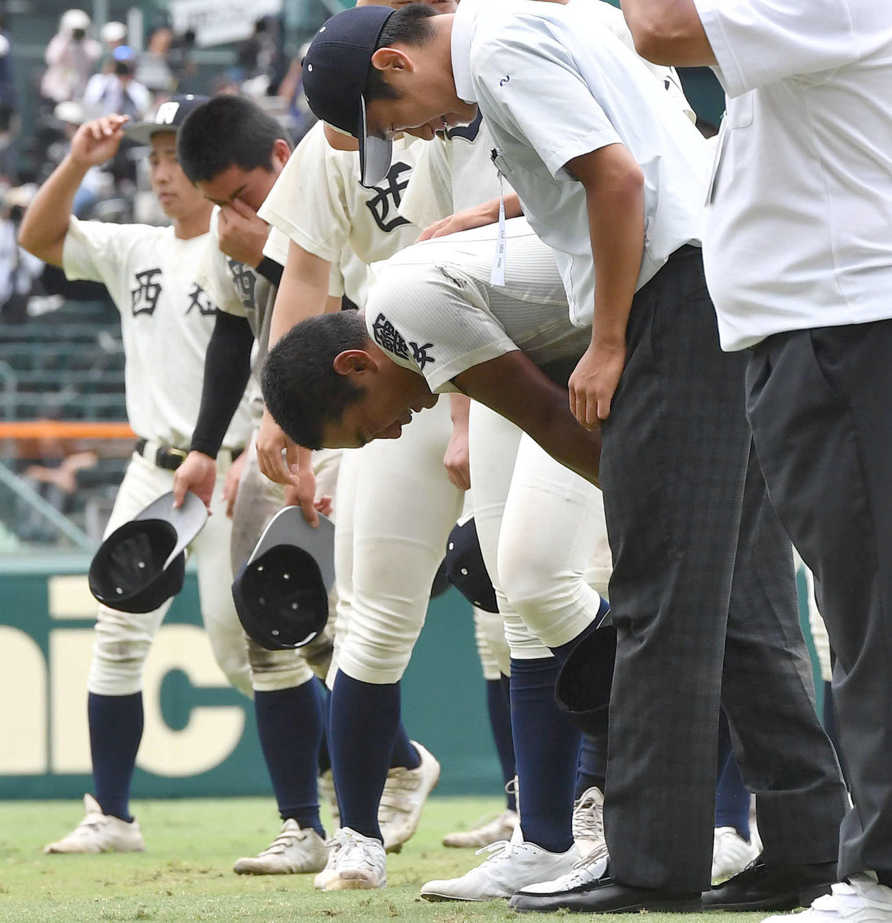 京都国際対西日本短大付　京都国際に敗れ、泣き崩れる西日本短大付・高峰（中央）（撮影・岩下翔太）