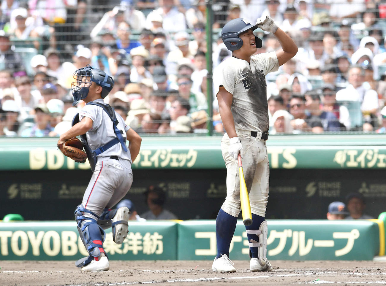 京都国際対西日本短大付　8回裏西日本短大付2死、見逃し三振に倒れ、悔しそうな表情を見せる高峰（撮影・岩下翔太）