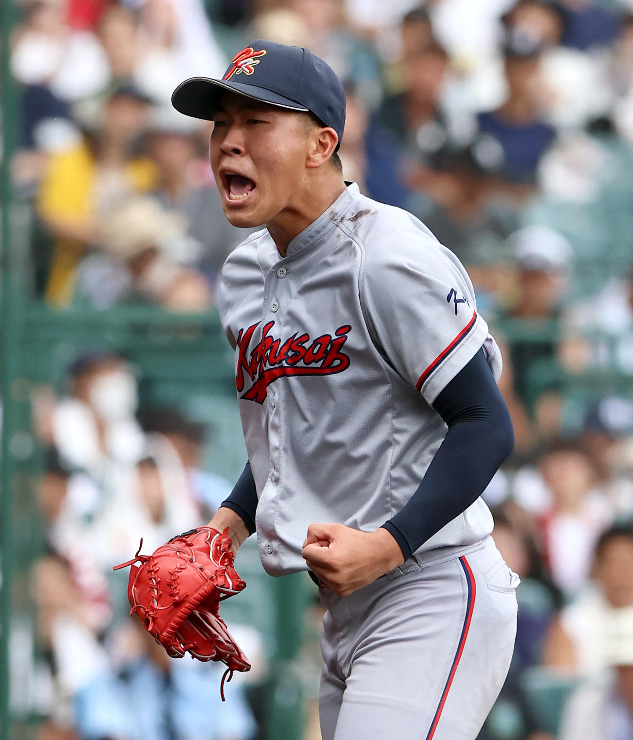 京都国際対西日本短大付　6回裏西日本短大付2死一、二塁、中崎は代打佐藤から空振り三振に仕留め喜ぶ（撮影・上山淳一）