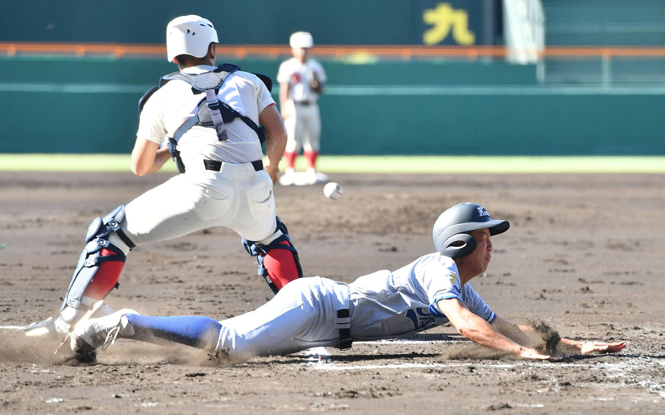 智弁学園対小松大谷　2回表小松大谷1死一、二塁、山本の同点右前適時打で生還する嶋田（撮影・岩下翔太）