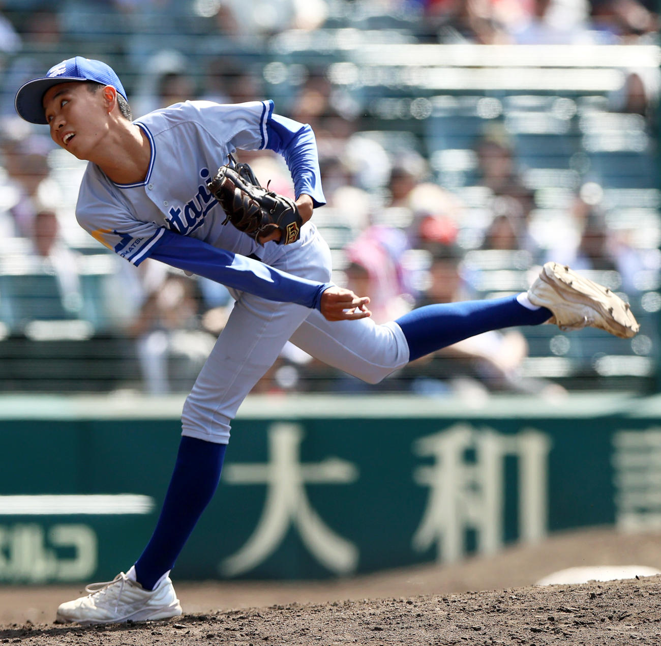 小松大谷対智弁学園　7回裏智弁学園2死一、二塁、力投する西川（撮影・上山淳一）