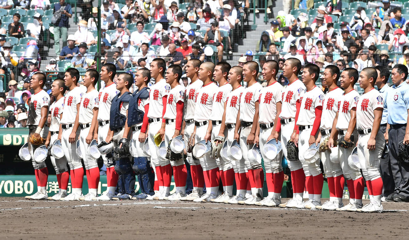 智弁学園対小松大谷　小松大谷に勝利し、校歌を斉唱する智弁学園ナイン（撮影・岩下翔太）