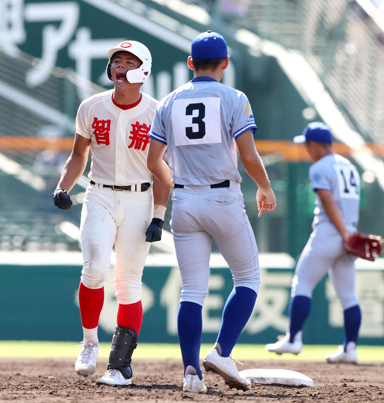 小松大谷対智弁学園　4回裏智弁学園無死一塁、知花（左）は左二塁打を放ち二塁でさけぶ（撮影・上山淳一）