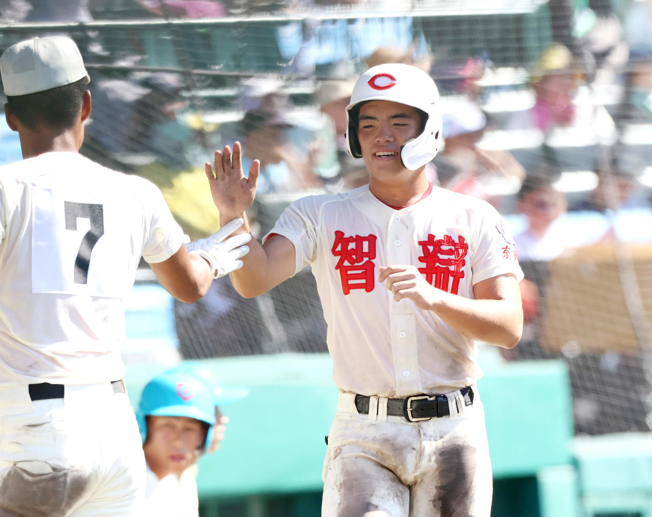 小松大谷対智弁学園　5回裏智弁学園無死三塁、三走・山崎（右）は近藤の右適時三塁打で生還し笑顔を見せる（撮影・上山淳一）