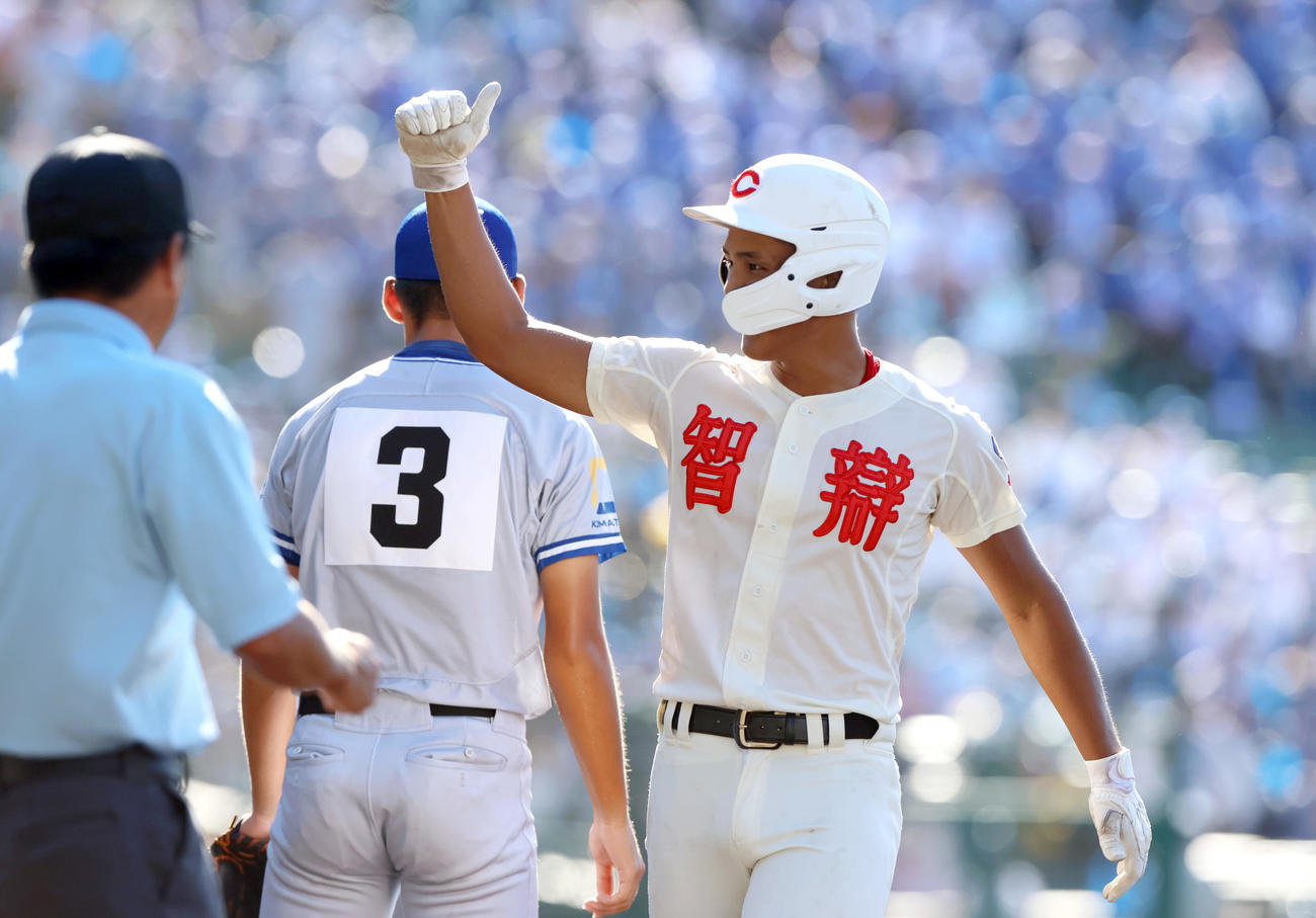 小松大谷対智弁学園　1回裏智弁学園2死三塁、中道は先制の左前適時打を放つ（撮影・上山淳一）