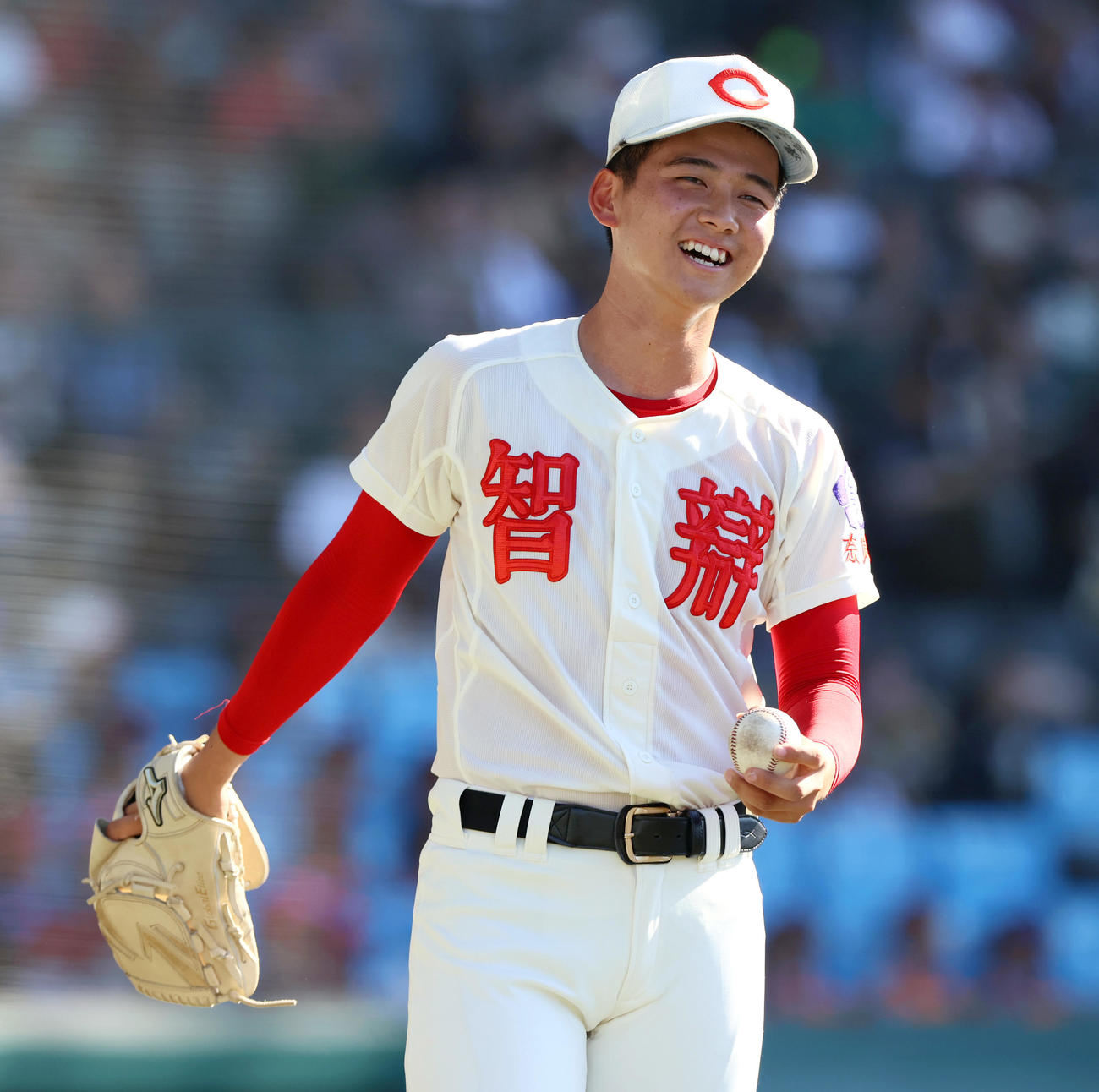 小松大谷対智弁学園　1回裏智弁学園2死三塁、中道が先制の左前適時打を放ちベンチ前で笑顔を見せる智弁学園エース田近（撮影・上山淳一）