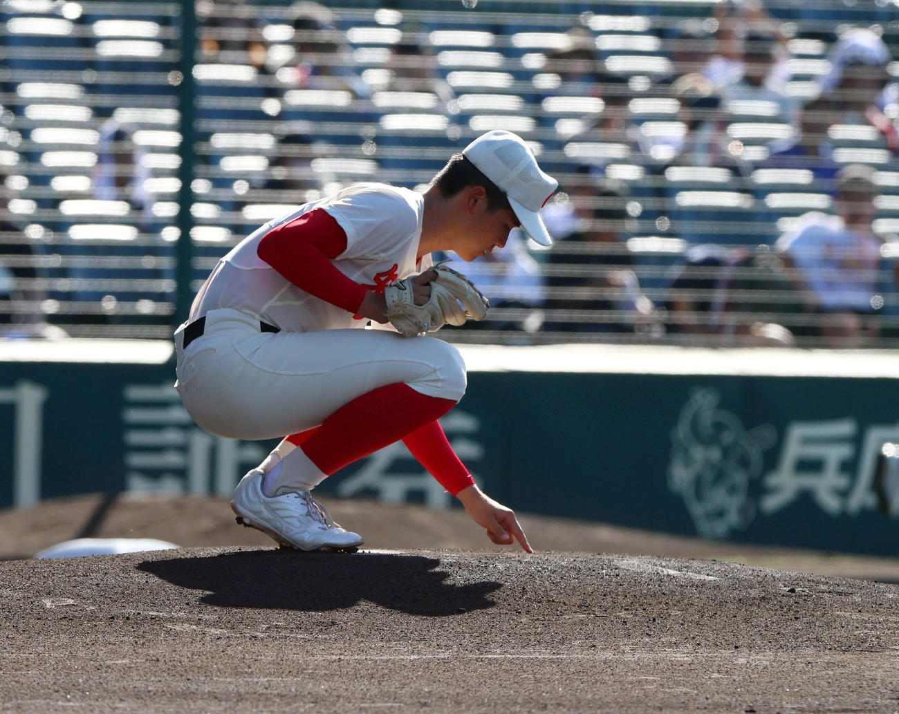 小松大谷対智弁学園　智弁学園先発の田近はマウンドに文字を書くようなそぶりを見せる（撮影・上山淳一）