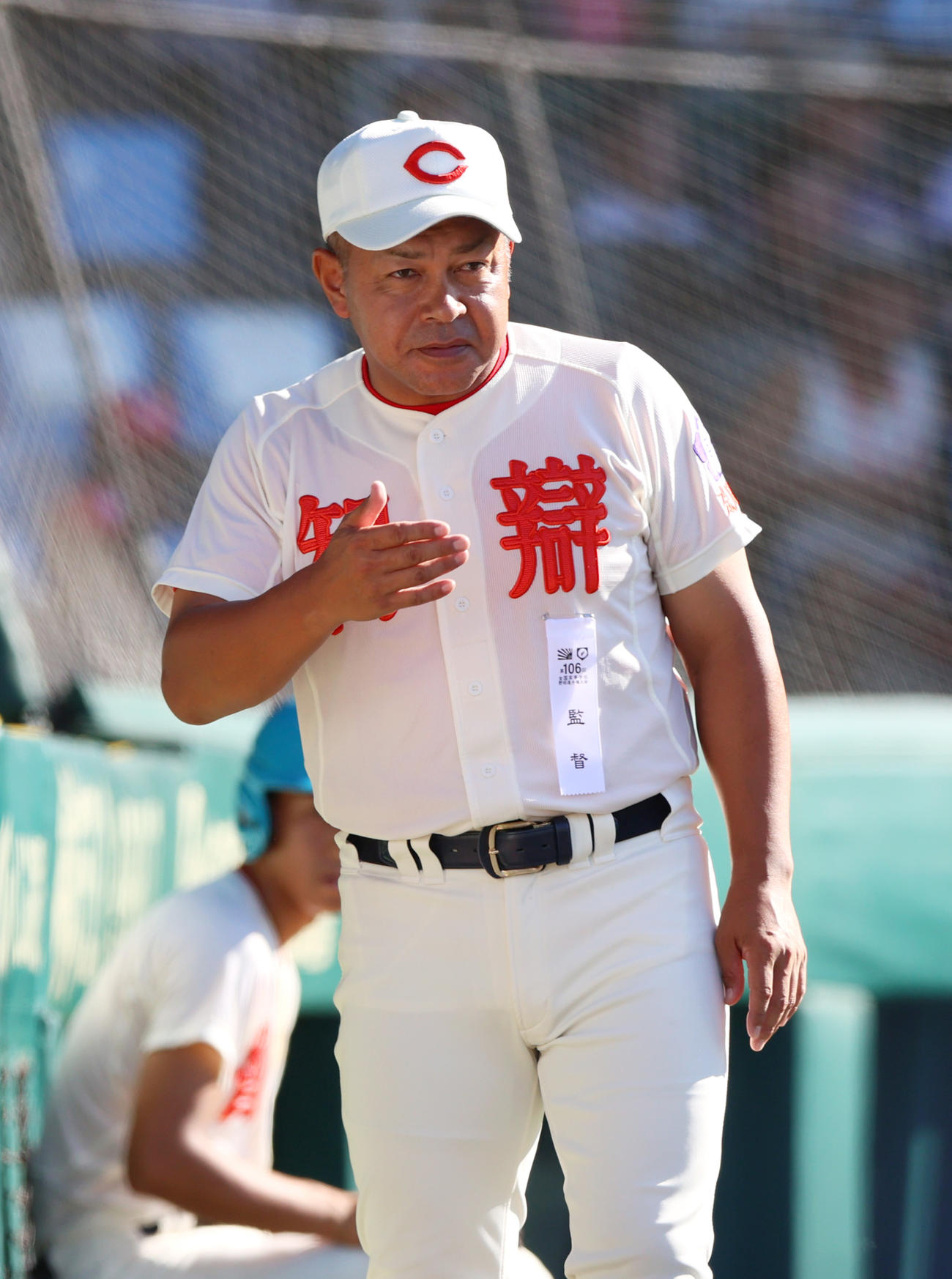 小松大谷対智弁学園　ベンチ前で選手らを見つめる智弁学園・小坂監督（撮影・上山淳一）