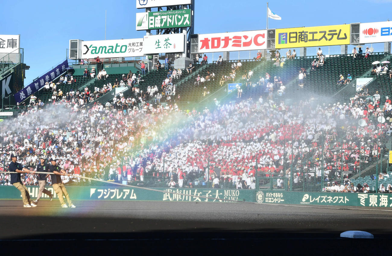 智弁学園対小松大谷　試合前、阪神園芸の職員による散水でグラウンドでに虹がかかる（撮影・岩下翔太）