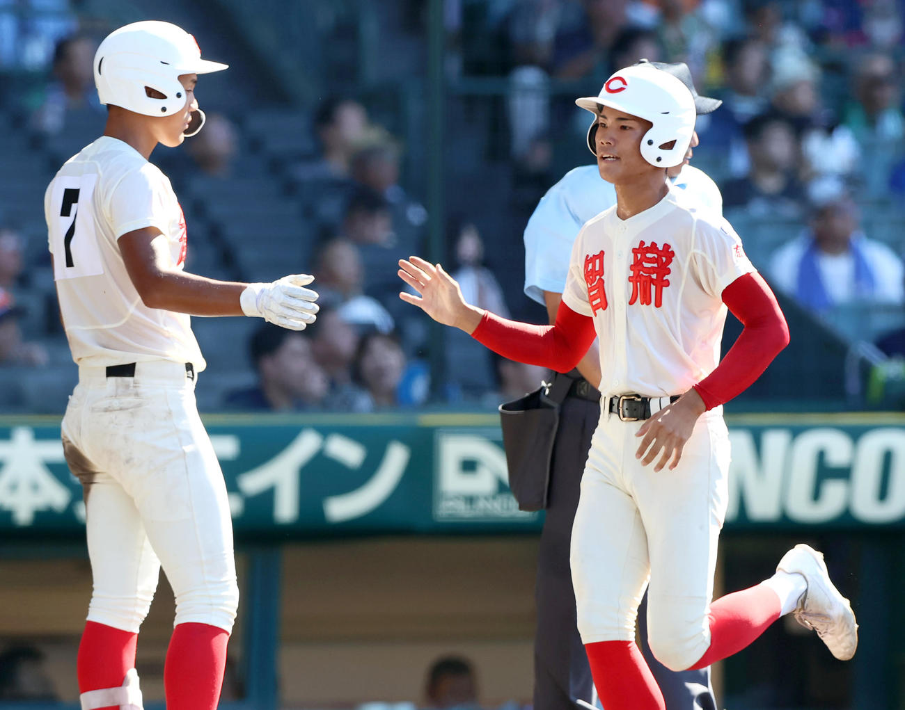 小松大谷対智弁学園　3回裏智弁学園1死二塁、山崎の左適時三塁打で生還する国島（右）。左は中道（撮影・上山淳一）