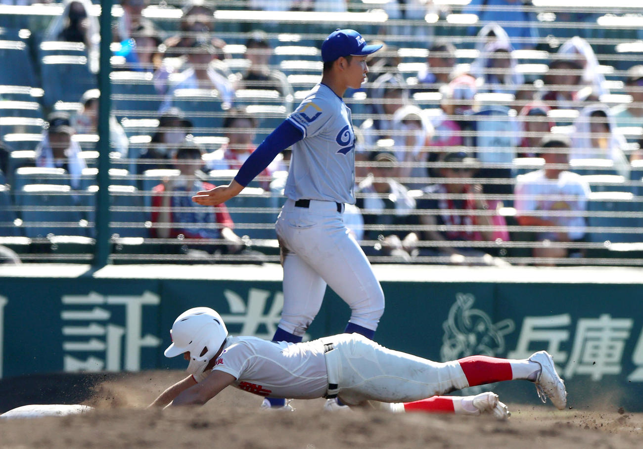 小松大谷対智弁学園　3回裏智弁学園1死二塁、山崎（手前）は左適時三塁打を放ち三塁に向かう（撮影・上山淳一）