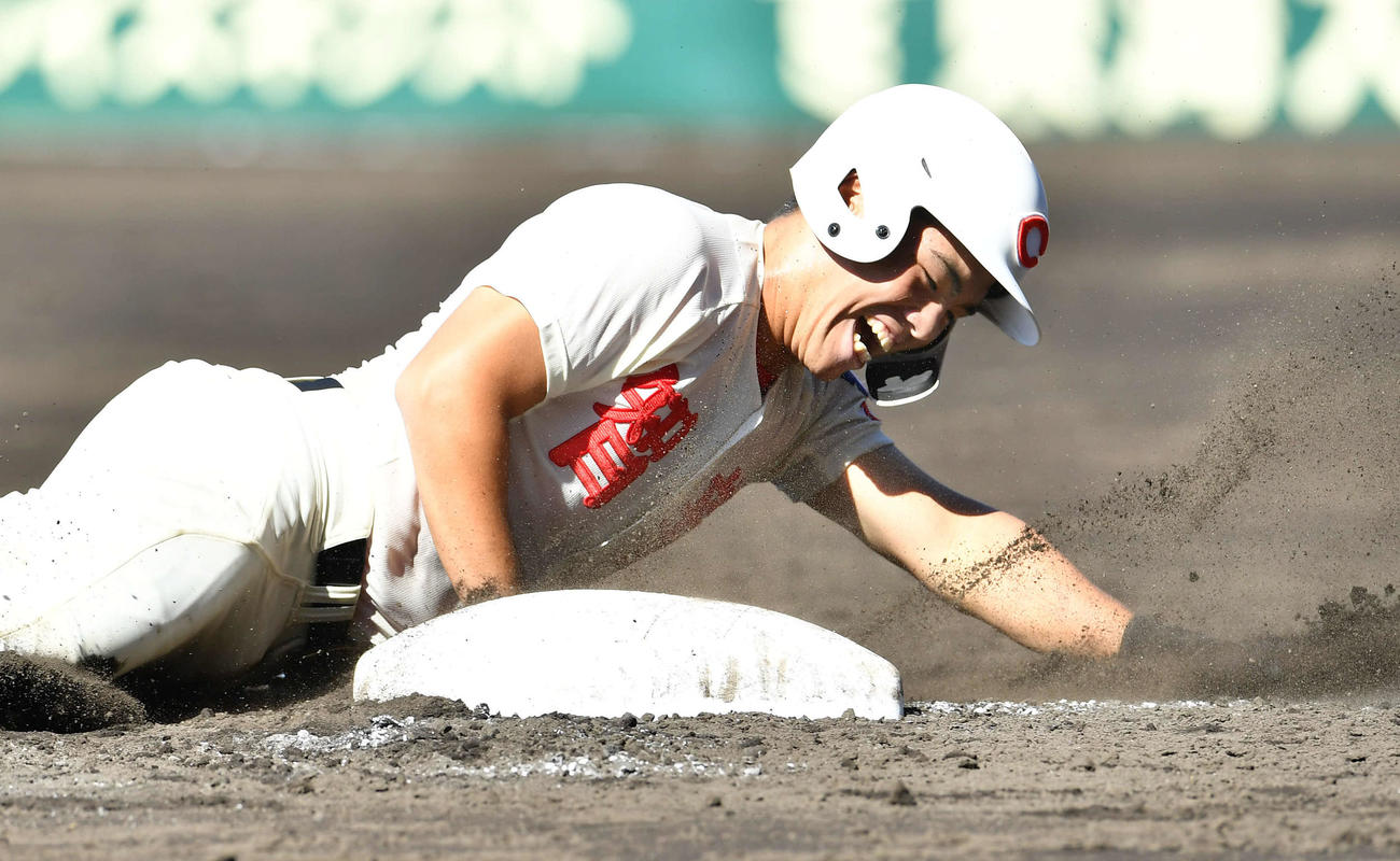 小松大谷対智弁学園　3回裏智弁学園1死二塁、山崎は適時左三塁打を放つ（撮影・岩下翔太）