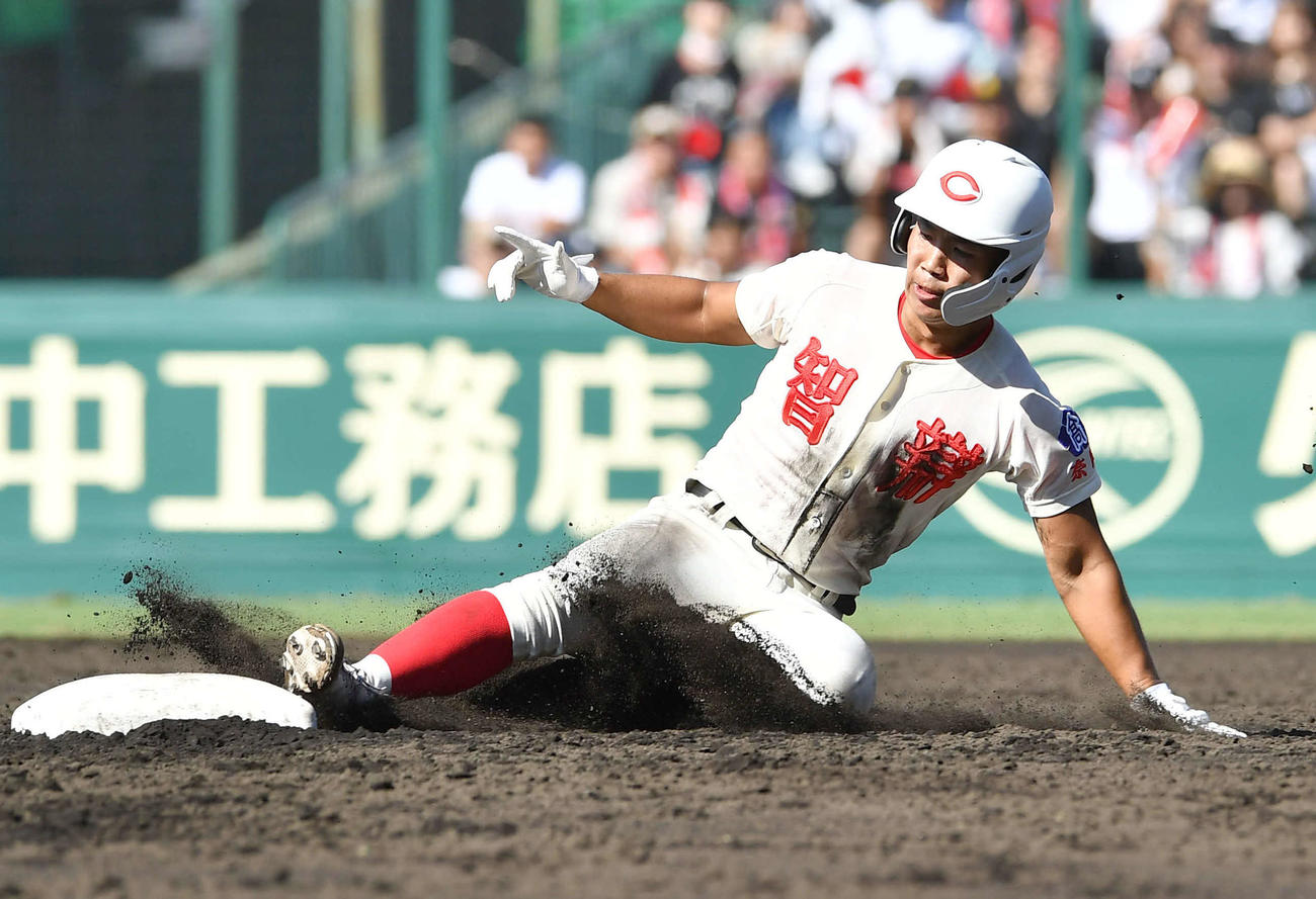 小松大谷対智弁学園　3回裏智弁学園無死、佐坂は左二塁打を放つ（撮影・岩下翔太）