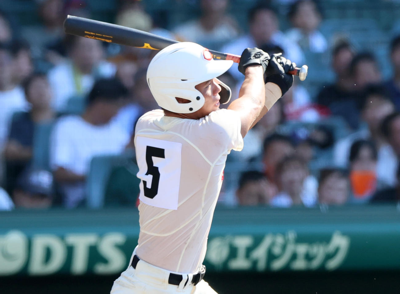 小松大谷対智弁学園　4回裏智弁学園無死一塁、知花は左二塁打を放つ（撮影・上山淳一）