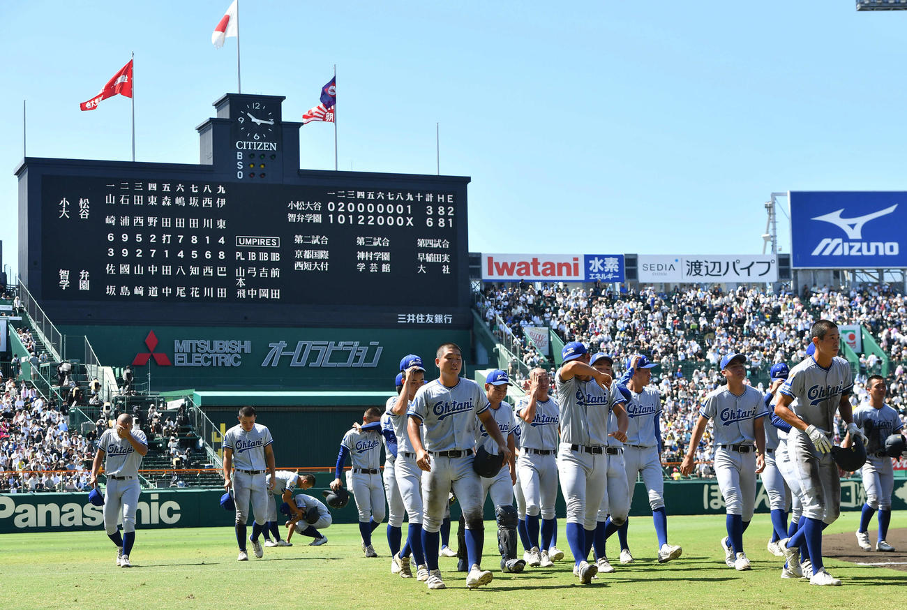 智弁学園対小松大谷　智弁学園に敗れ、肩を落とす小松大谷ナイン（撮影・岩下翔太）