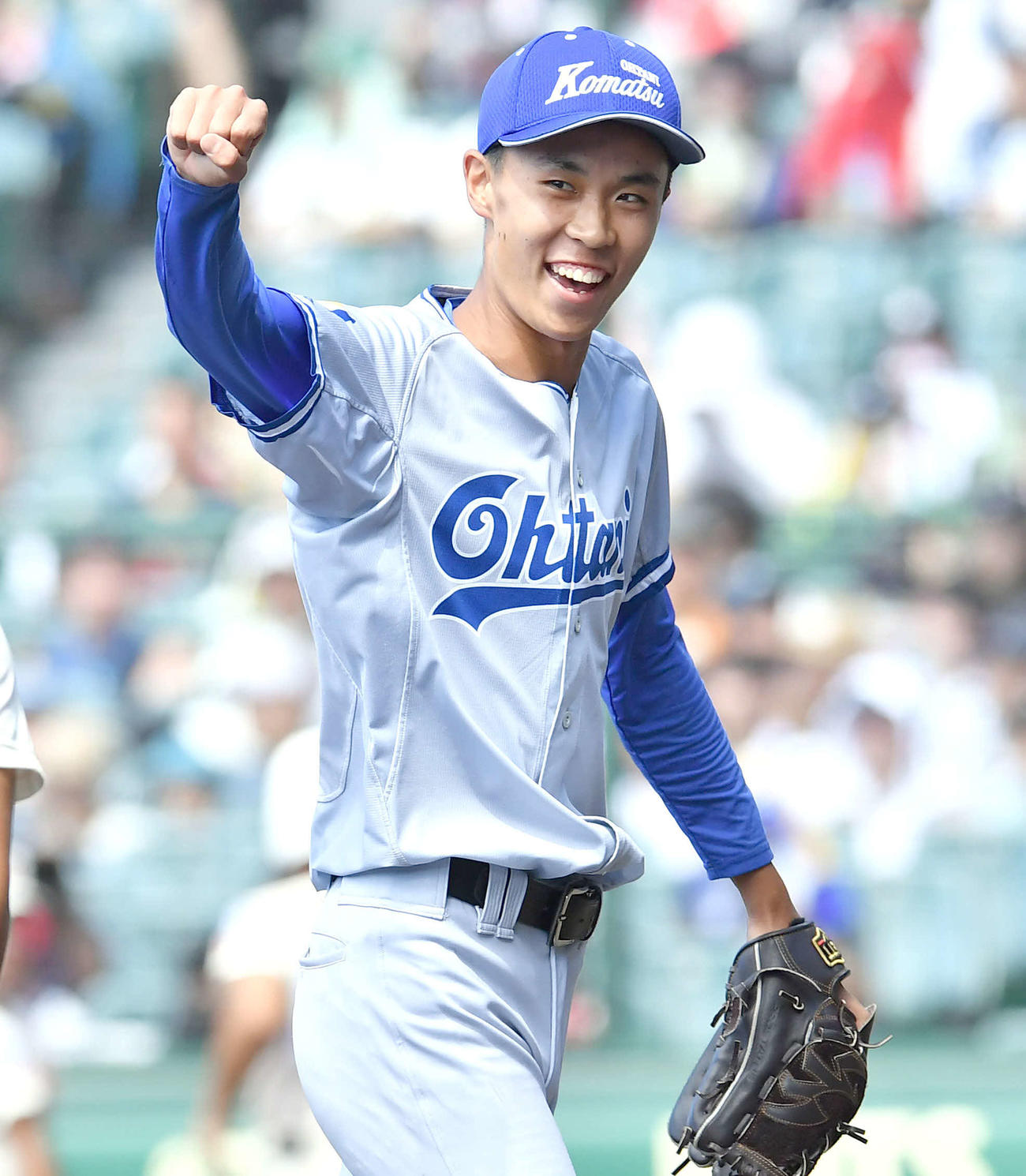 小松大谷対智弁学園　8回裏智弁学園2死、巴田を中飛に抑え、ガッツポーズしながらベンチへ戻る小松大谷・西川（撮影・岩下翔太）