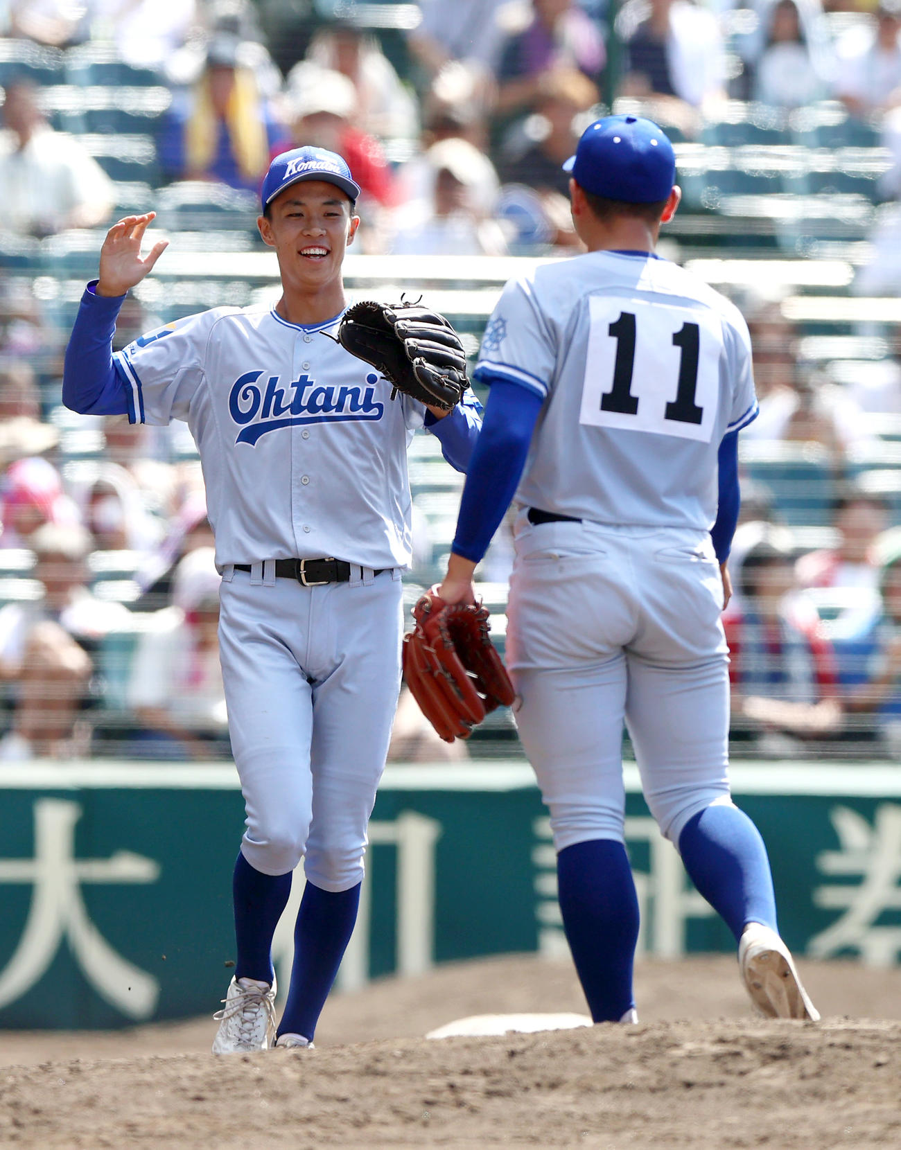 小松大谷対智弁学園　7回裏智弁学園2死一、二塁、橋（手前）から継投する西川（撮影・上山淳一）