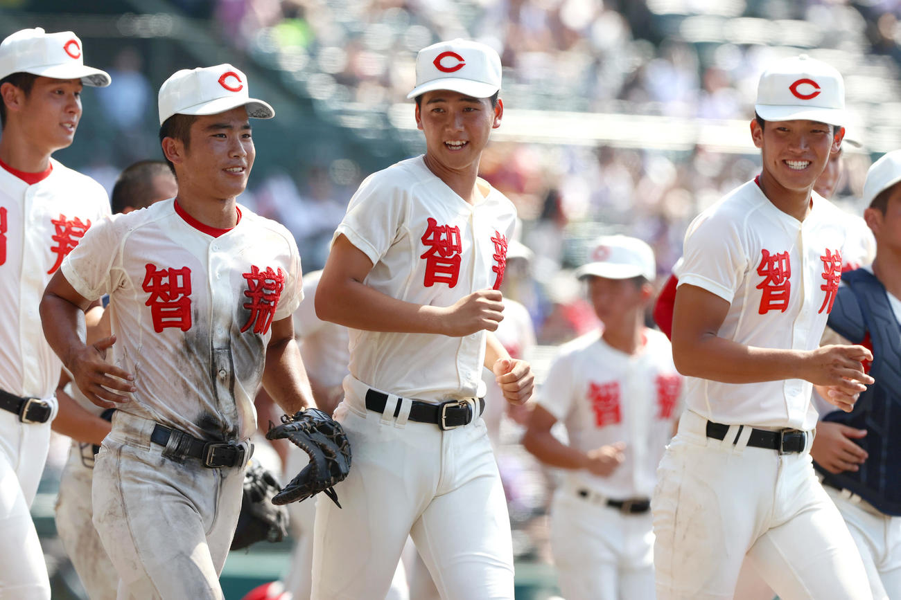 小松大谷対智弁学園　小松大谷に勝利し、応援席に向かって笑顔で駆けだす智弁学園・田近（左から3人目）らナイン（撮影・上山淳一）