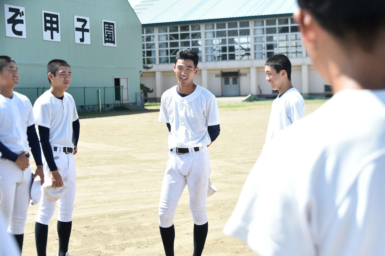 練習前、ナインの輪の中で言葉をかける長坂新主将（左から3人目）