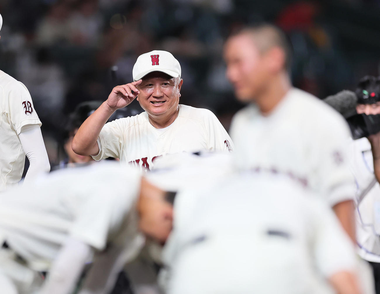 早実対大社　大社にサヨナラ負けするも穏やかな表情で選手を見つめる和泉監督（撮影・足立雅史）