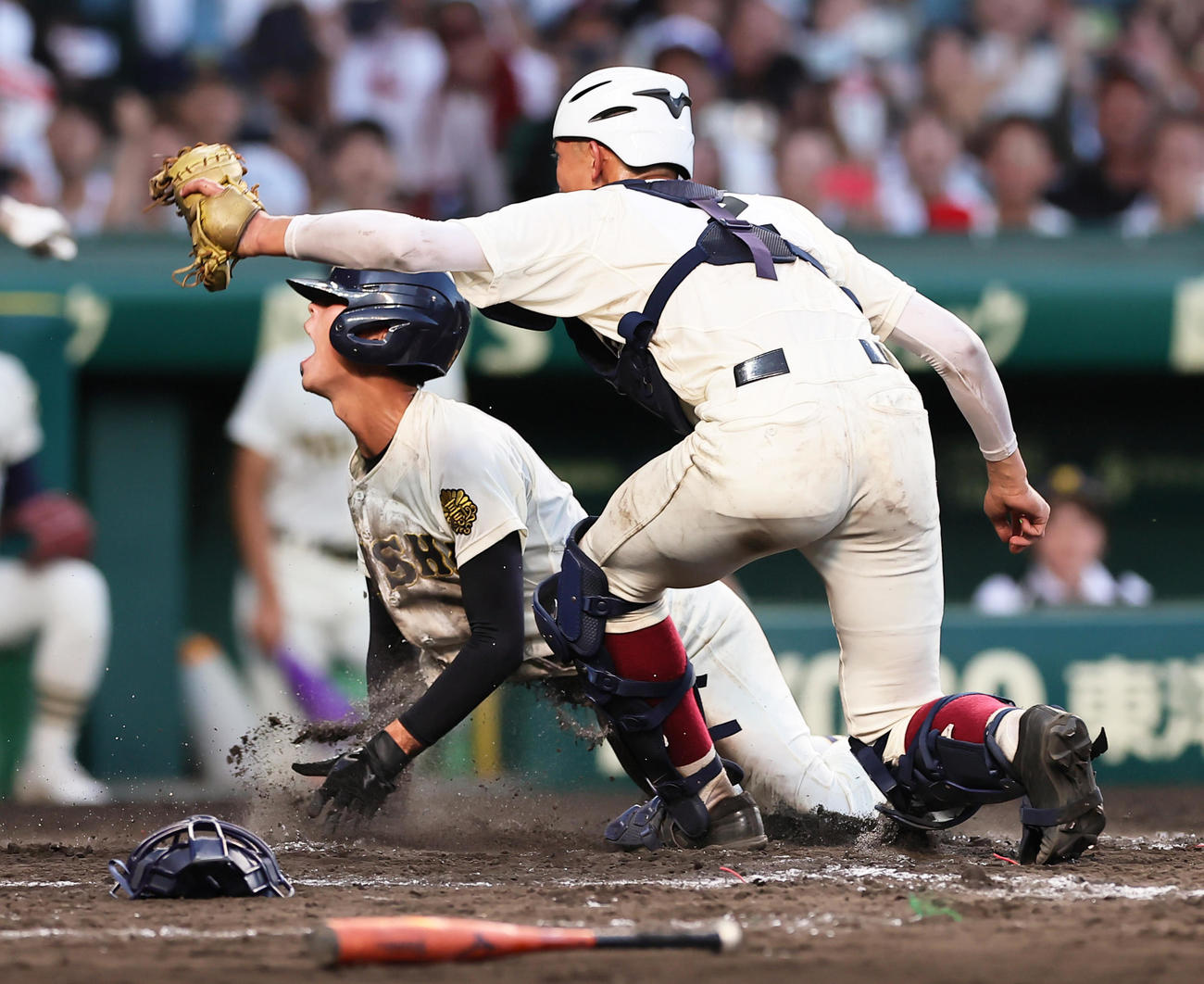 早実対大社　9回裏大社1死二、三塁、藤江の打球に本塁を狙うもアウトとなる園山（左）。記録はレフトゴロ（撮影・足立雅史）