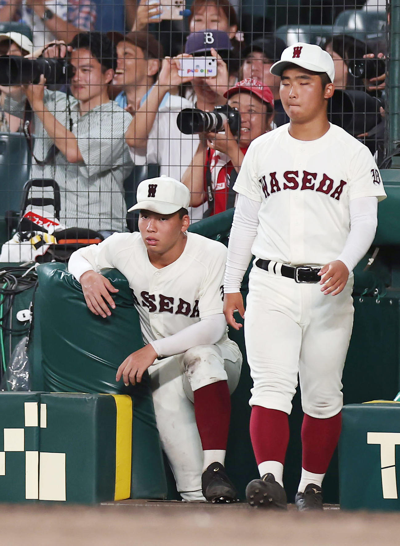 早実対大社　11回裏、大社にサヨナラ負けを喫しベンチでぼうぜんとする中村（左）ら（撮影・前田充）