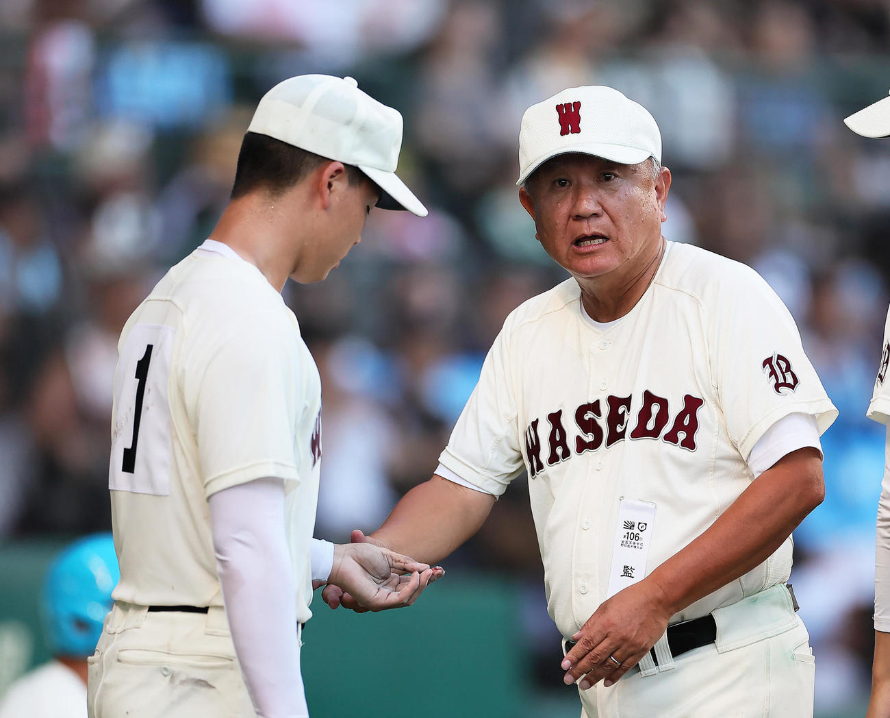早実対大社　7回を投げ終えた早実・中村（左）の指を確認する和泉監督（撮影・足立雅史）