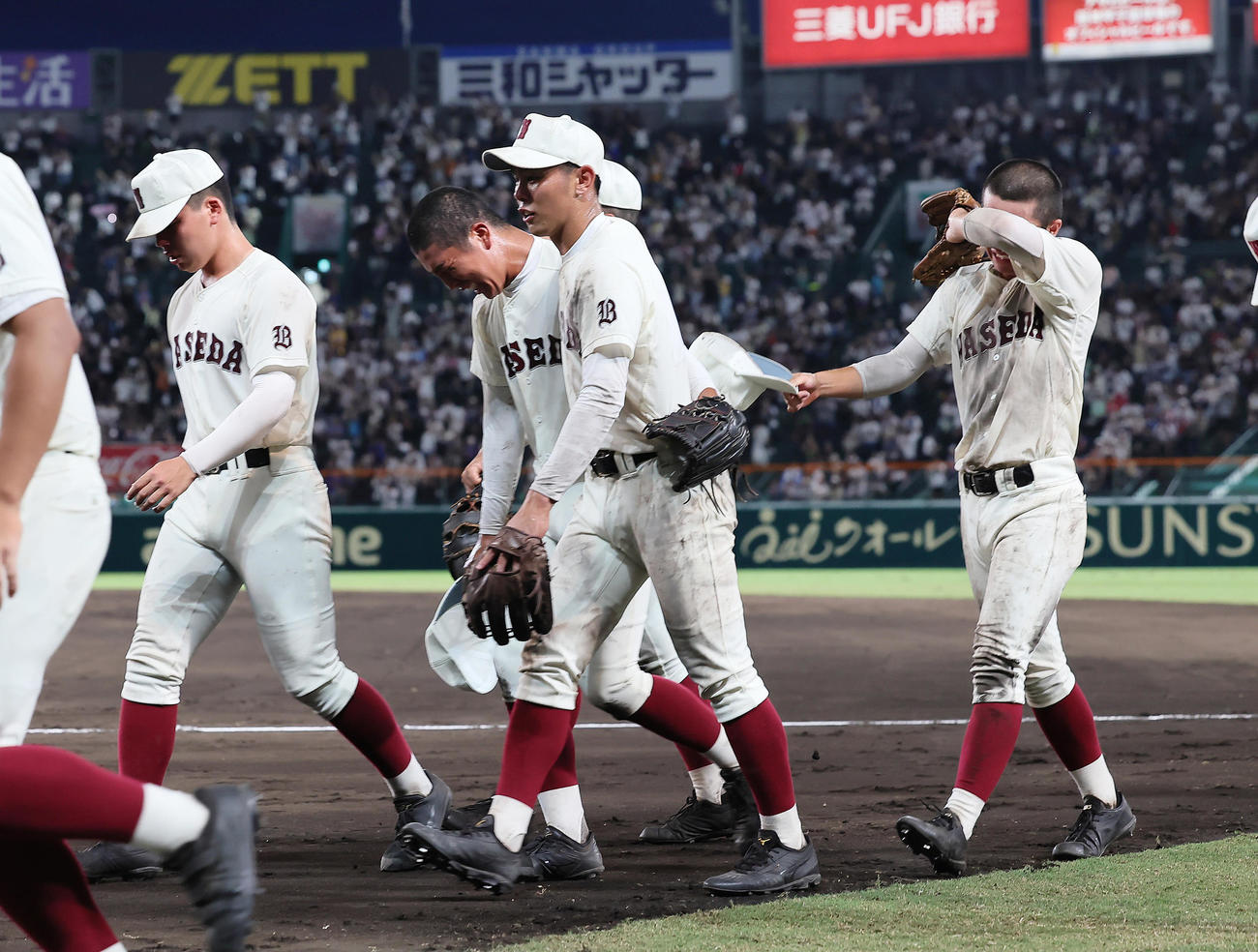 早実対大社　サヨナラ負けの早実・宇野（中央右）は川上（同左）らに声をかける（撮影・足立雅史）