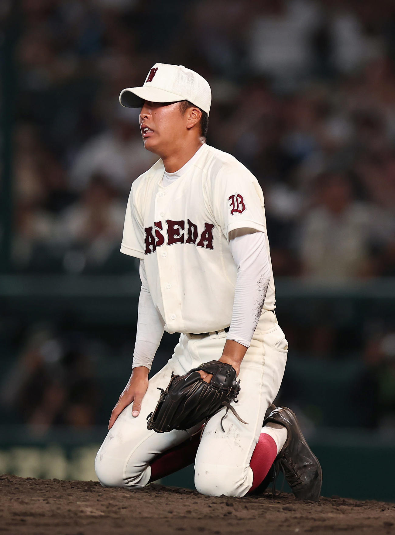 早実対大社　11回裏大社無死満塁、馬庭にサヨナラ打を浴び、がっくりとひざをつく川上（撮影・前田充）