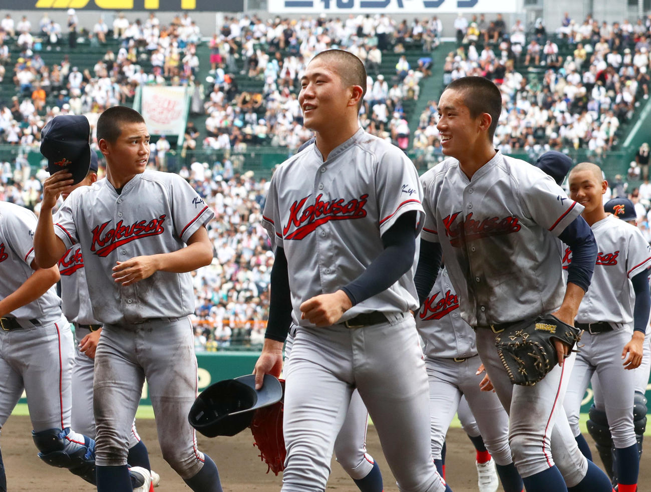 京都国際対西日本短大付　西日本短大付に勝利し笑顔を見せる京都国際エース中崎（手前）らナイン（撮影・上山淳一）
