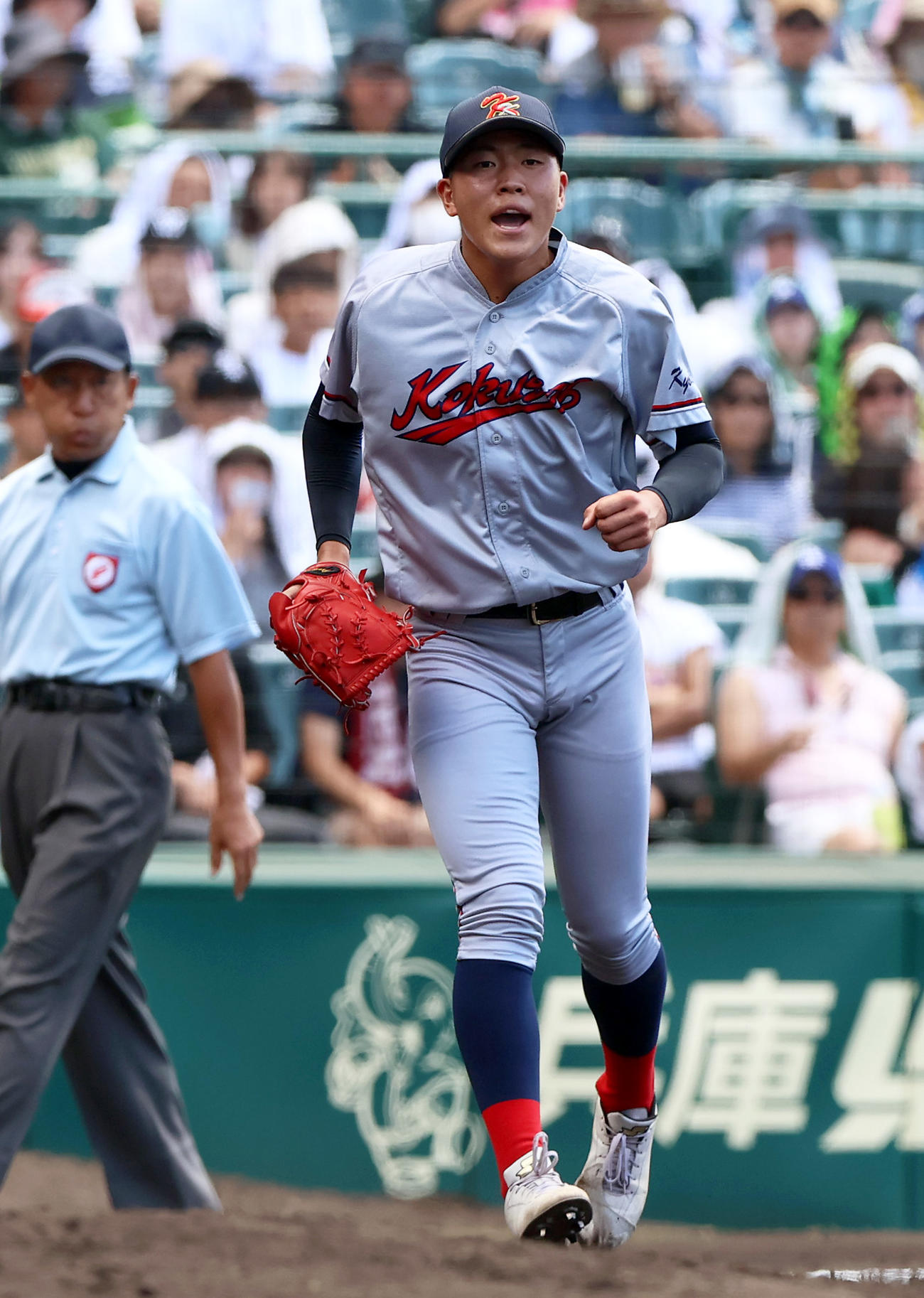 京都国際対西日本短大付　3回裏西日本短大付2死二塁、投手・中崎は高峰を三ゴロに仕留め声を出す（撮影・上山淳一）