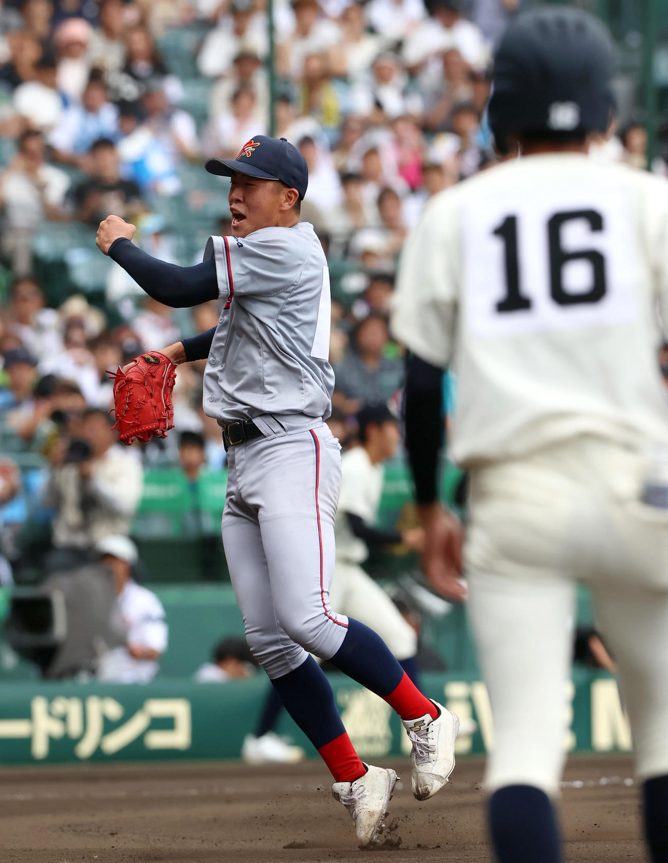 京都国際対西日本短大付　6回裏西日本短大付2死一、二塁、中崎は代打佐藤から空振り三振に仕留め喜ぶ（撮影・上山淳一）